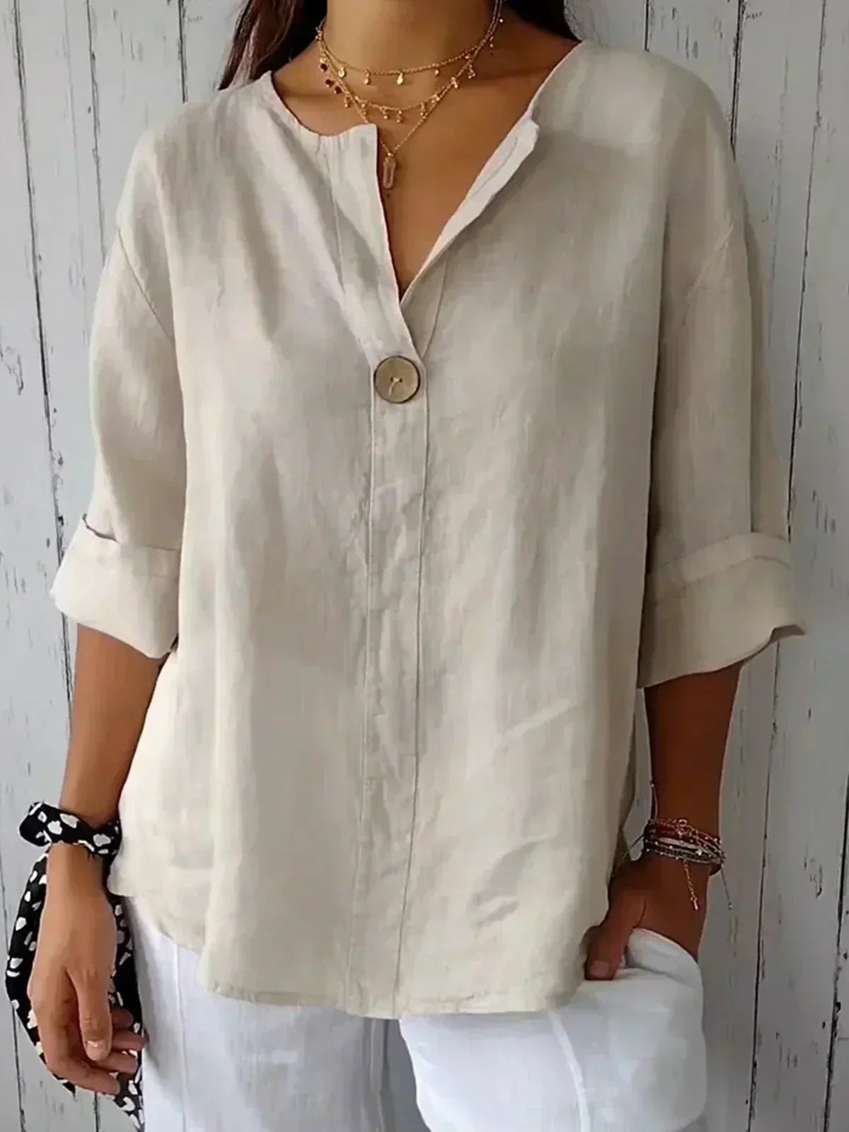 SABRINA™ | Avslappnad blus med V-ringning