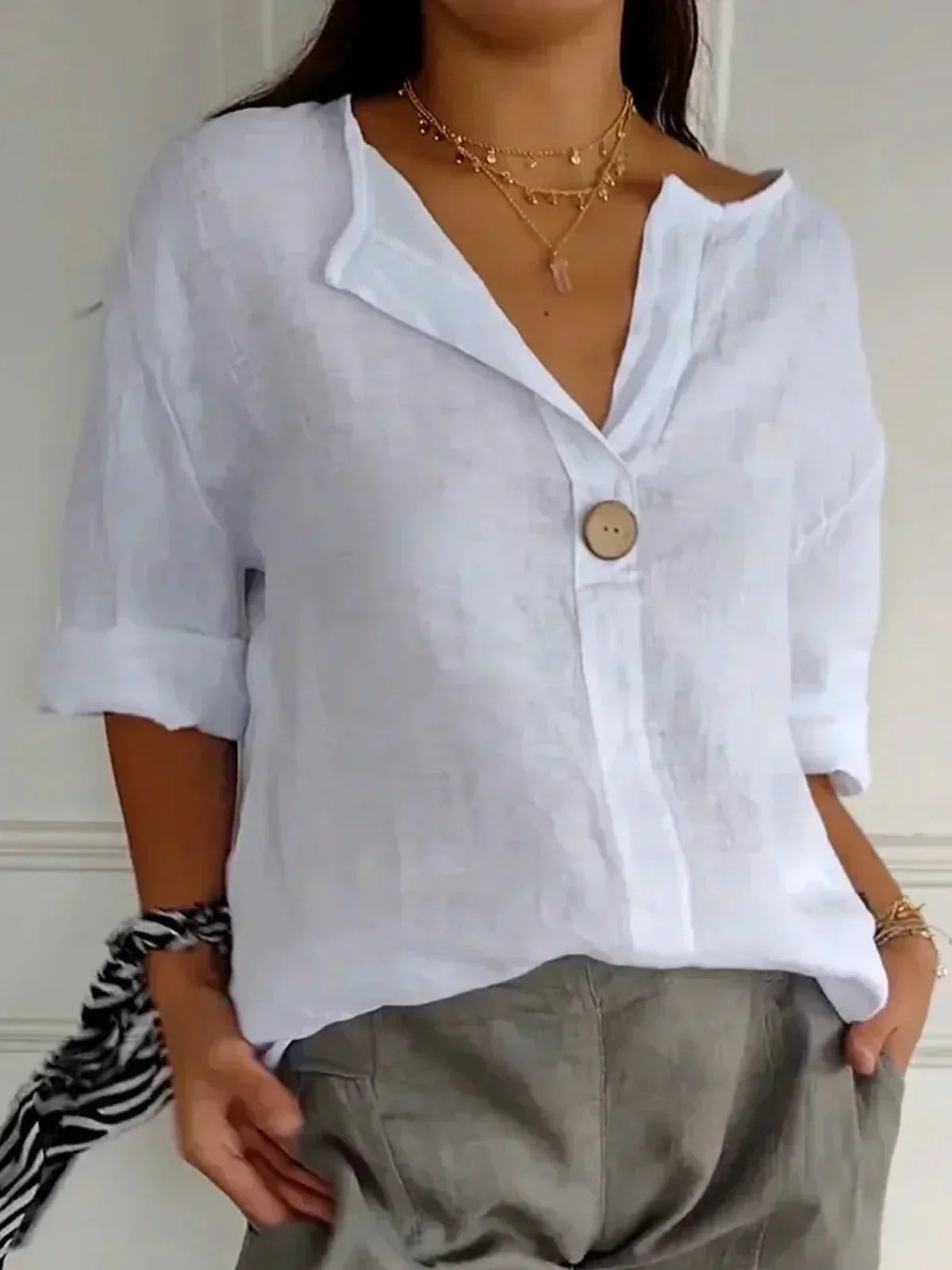 SABRINA™ | Avslappnad blus med V-ringning